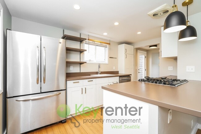 Building Photo - Inviting 3bed Seattle Home with Garage, Yard, and Parking!