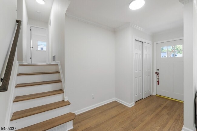 Building Photo - 33 Larchmont Rd
