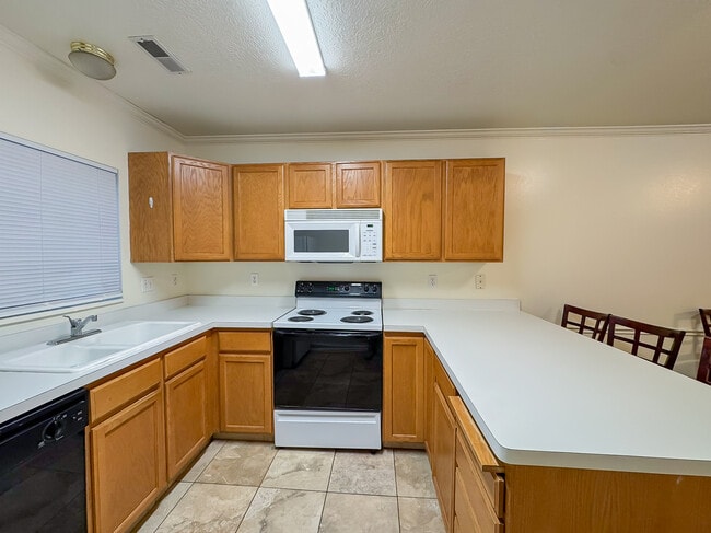 Building Photo - 1611 N Grandview Ln