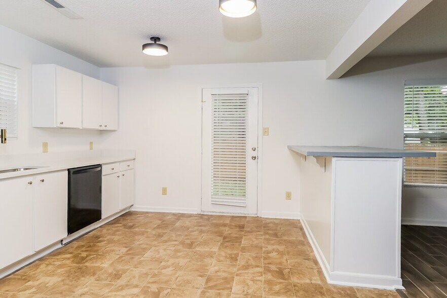 Building Photo - 7010 Sycamore Grove Ct