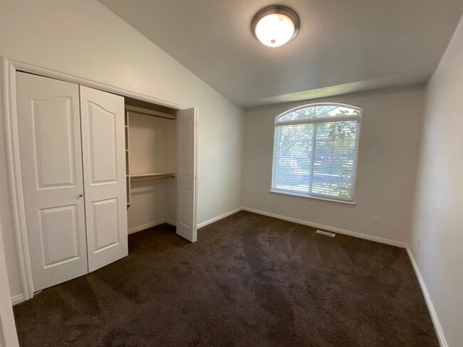 Building Photo - 5 bedroom / 3 bathroom Single Family Home