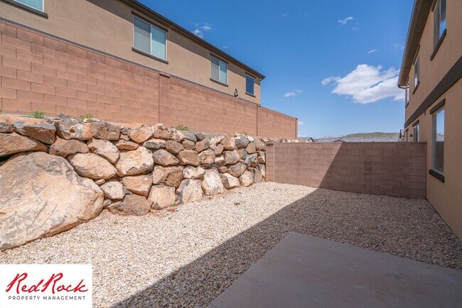 Building Photo - Modern Townhome in Desirable Hurricane Hei...