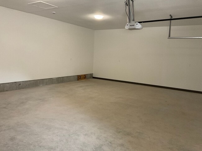 Building Photo - PRE LEASING- AVAILABLE JUNE 10TH - 3 Bedroom/2 Bathroom House In Frontenac