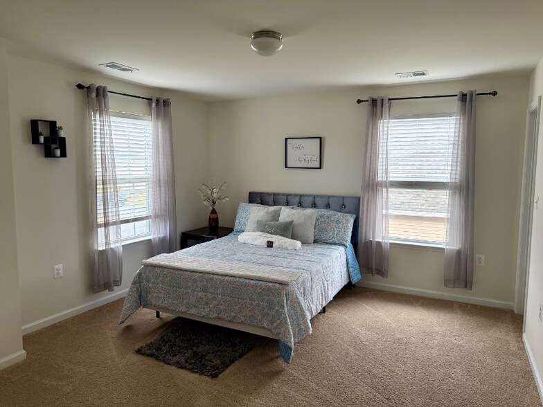 Building Photo - 47 Calder St