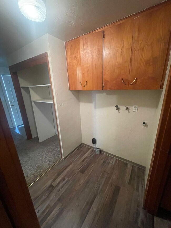 Building Photo - Large Two Bedroom Conveniently located Amenities!
