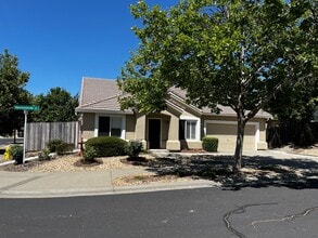 Building Photo - Beautiful Roseville 3 Bedroom, 2 Bathroom ...