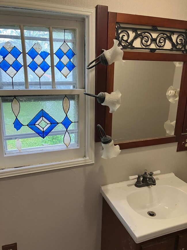 Building Photo - Remodeled Eastwood 3 bedroom