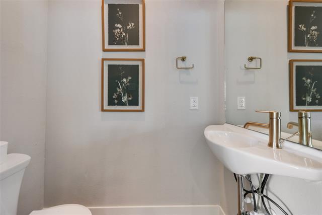 Building Photo - 2107 Bennett Ave