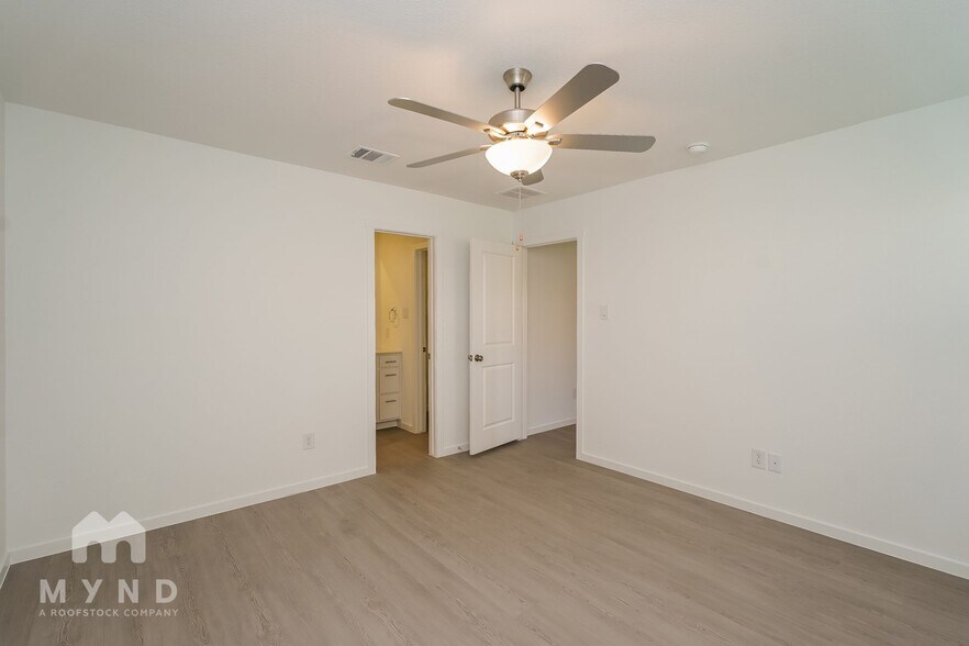 Building Photo - 2728 River Knl Ln