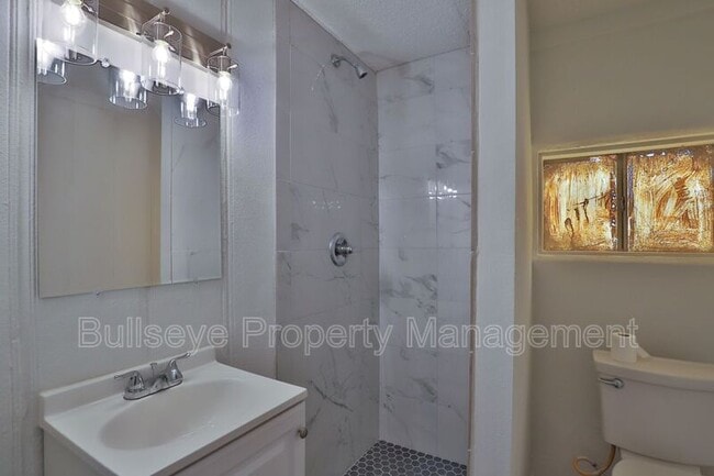 Building Photo - 102 E Hatcher Rd