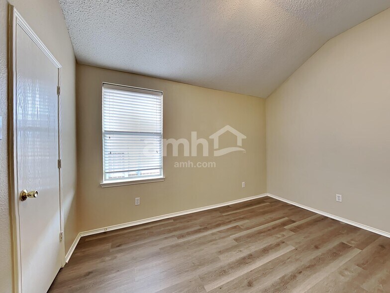 Building Photo - 517 Pinto Ln