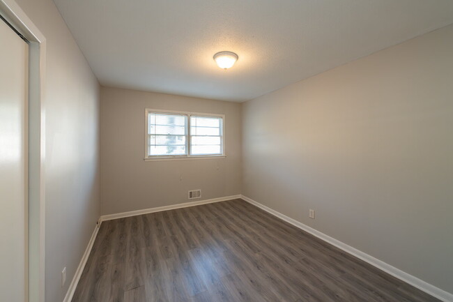 Building Photo - "Charming 3-Bedroom Retreat with 2 Full Ba...