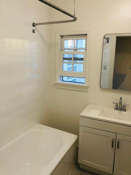 Building Photo - 7261 1/2 Melrose Ave