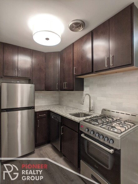 Building Photo - 456 W Barry Ave