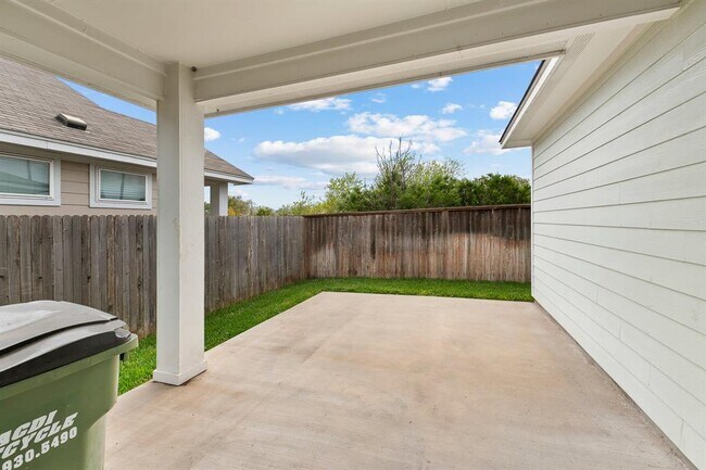 Building Photo - 213 Michaelis Dr