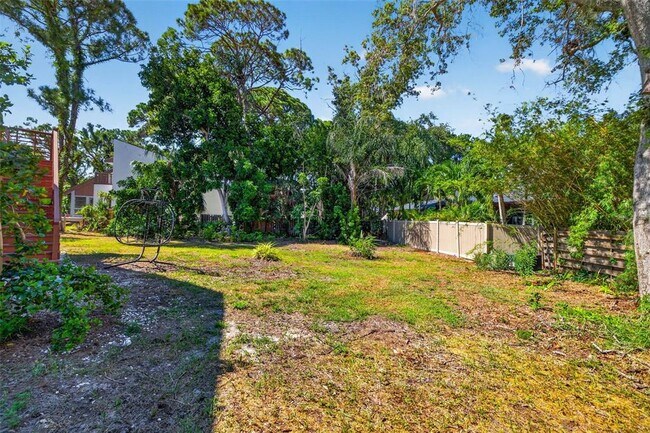 Building Photo - 1300 Pleasant Way S