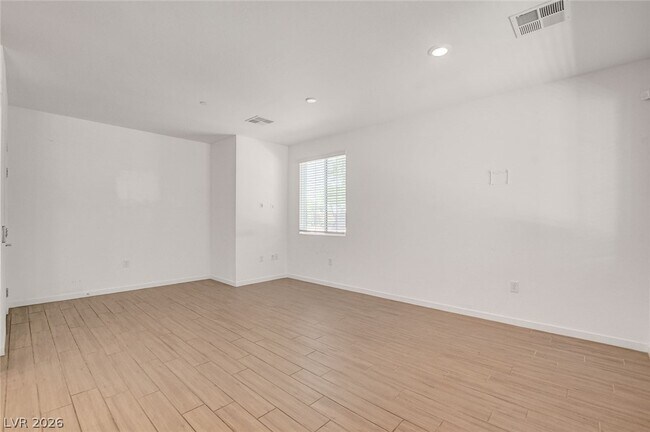 Building Photo - 5730 Sky Pointe Dr