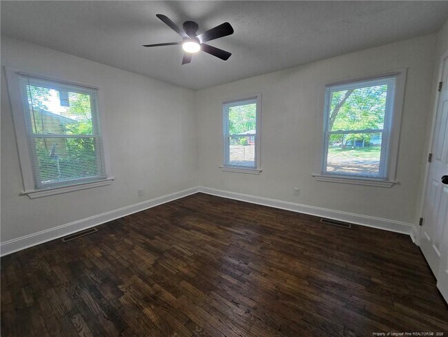 Building Photo - 4909 Walnut Dr
