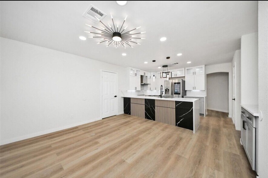 Building Photo - 15719 Baytree Dr