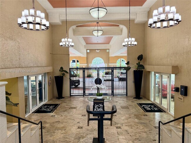 Building Photo - 520 SE 5 Ave