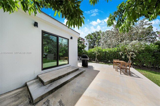 Building Photo - 180 SW 38th Ct
