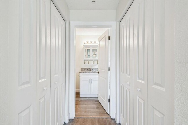 Building Photo - 650 E Tarpon Ave