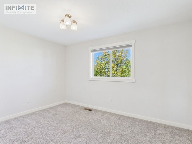 Building Photo - Great Four Bedroom! First Month Half Off!!