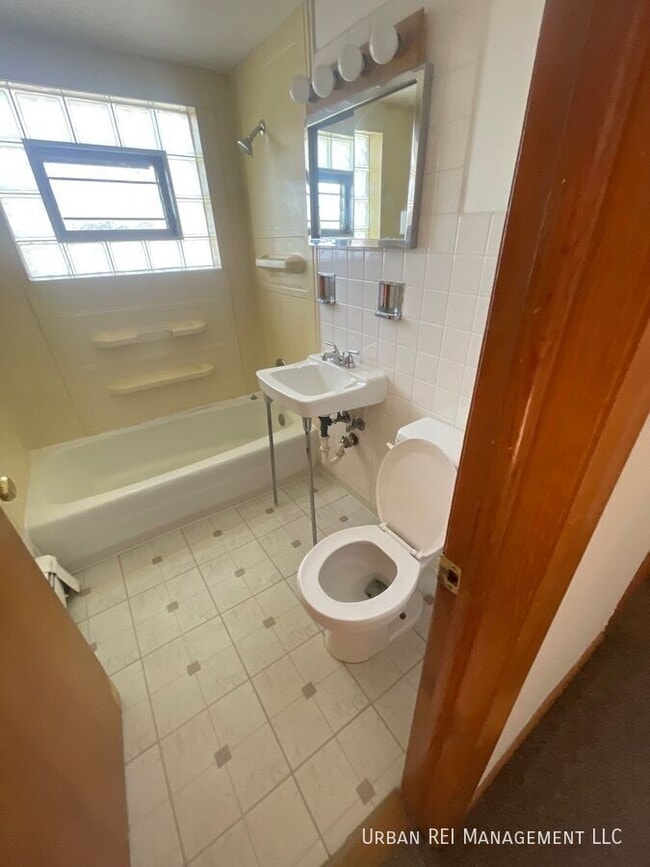 Building Photo - 17385 70th Ave