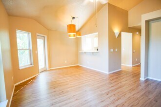 Building Photo - Spacious 2 Bed-2 Bath Flat in SW Portland Ready Mid-April!