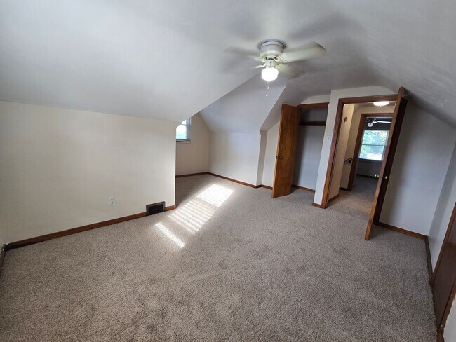 Building Photo - 305 Longview Dr