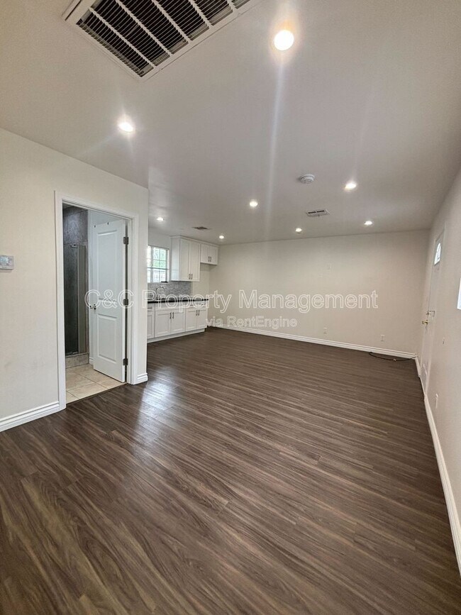 Building Photo - 7053 Lindley Ave