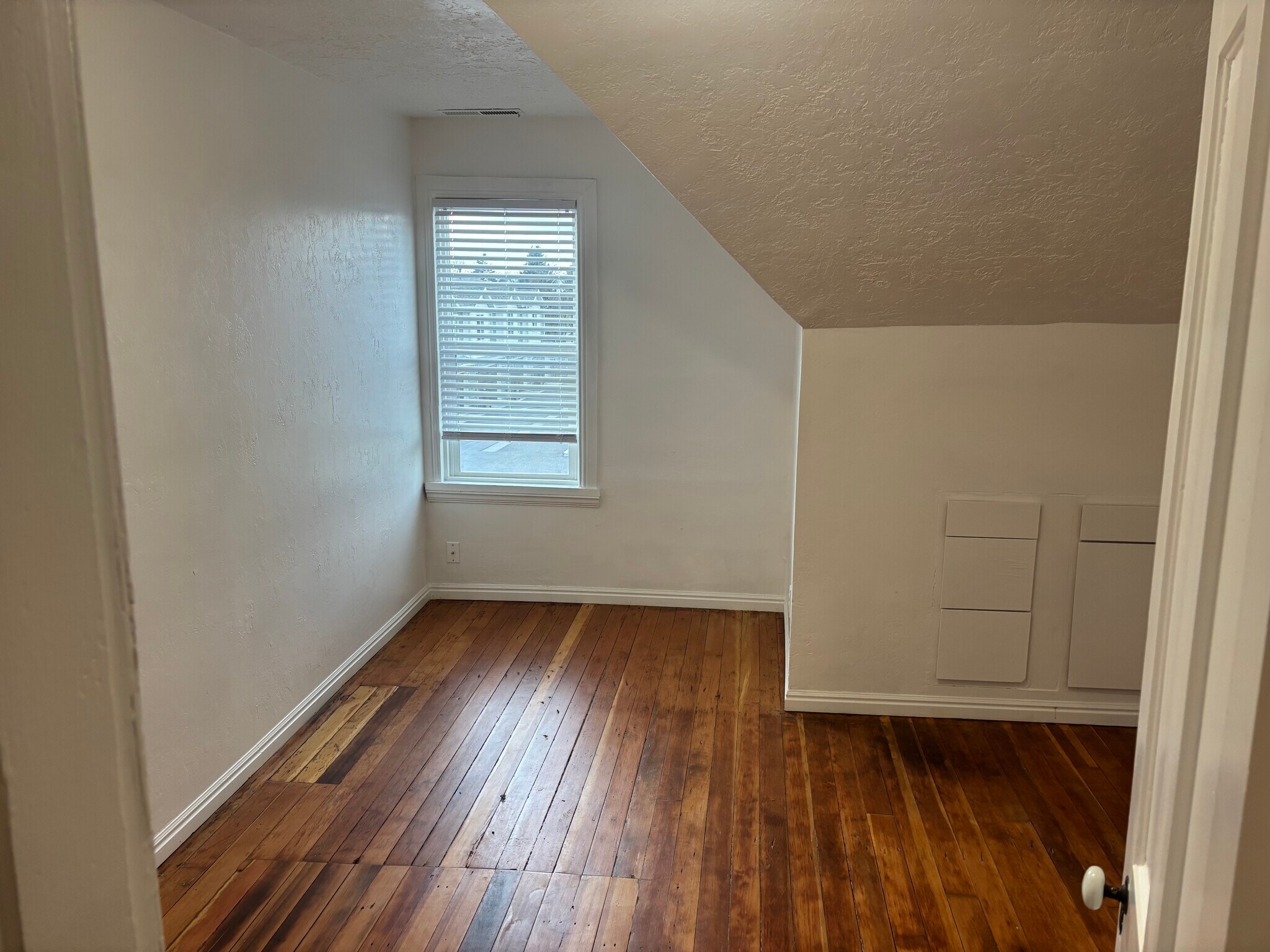 Building Photo - 245 N Main St