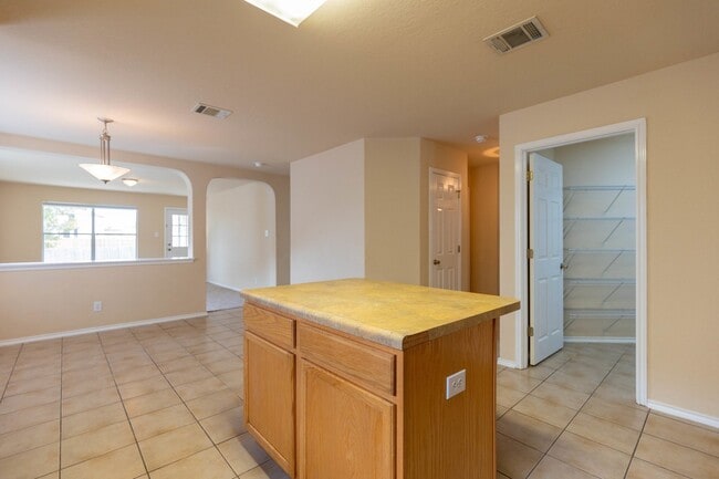 Building Photo - 2476 Medina Dr