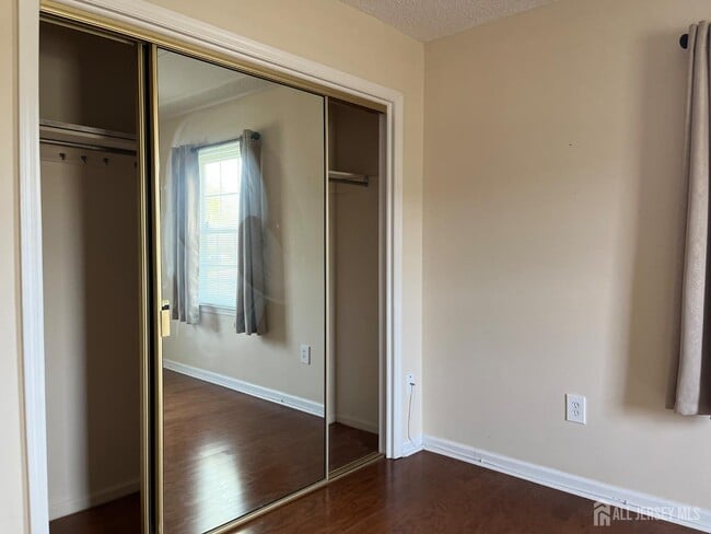 Building Photo - 333N Newport Way