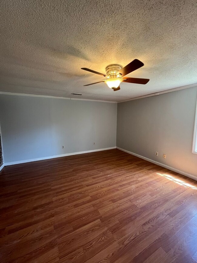 Building Photo - 4 Bedroom Home Located in Pineville Hills Community