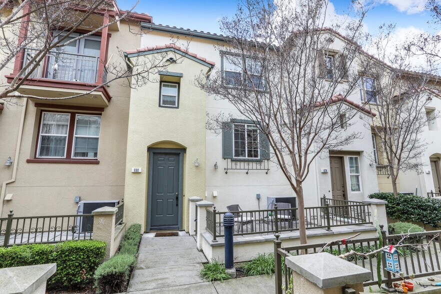 Building Photo - 690 Claridad Loop