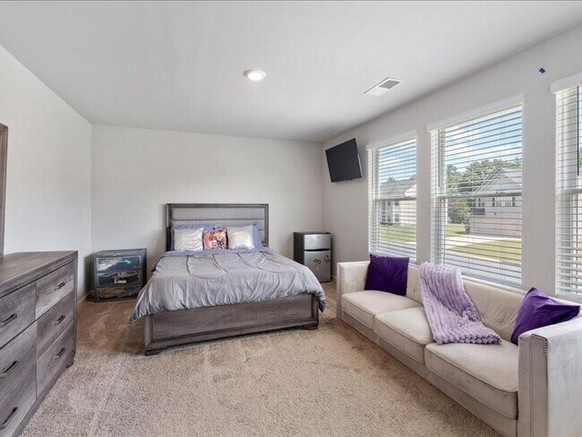 Building Photo - 174 Goodall Woods Dr