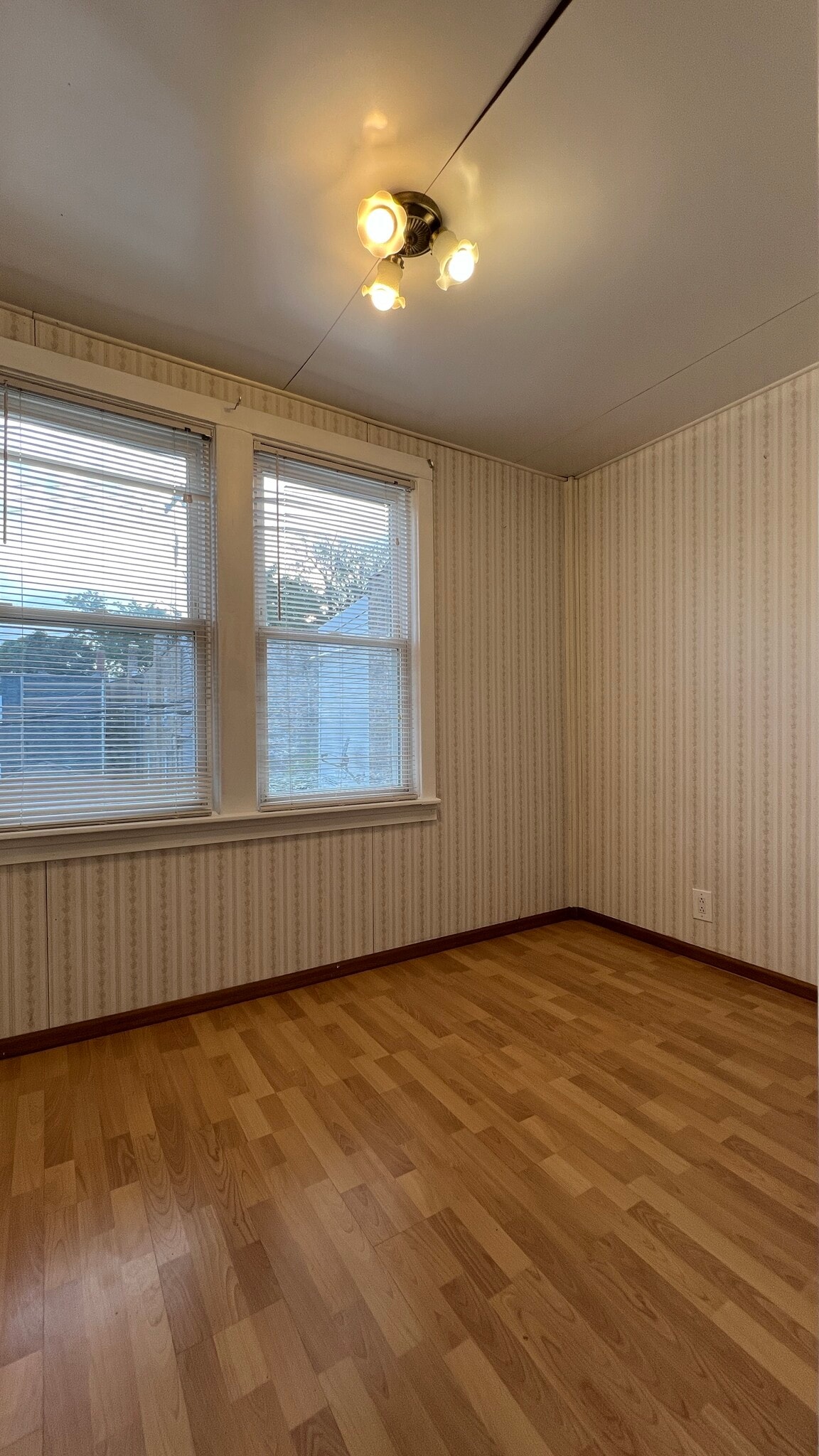 Den room - 3354 N Springfield Ave