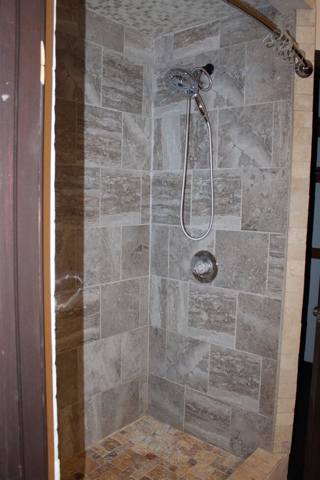 Building Photo - Carl Albert Schools! - Great Home!