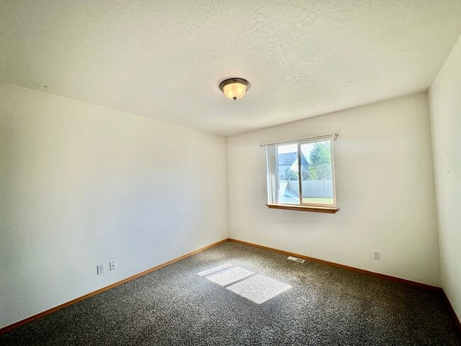 Building Photo - 3 bedroom home with expansive fenced backy...
