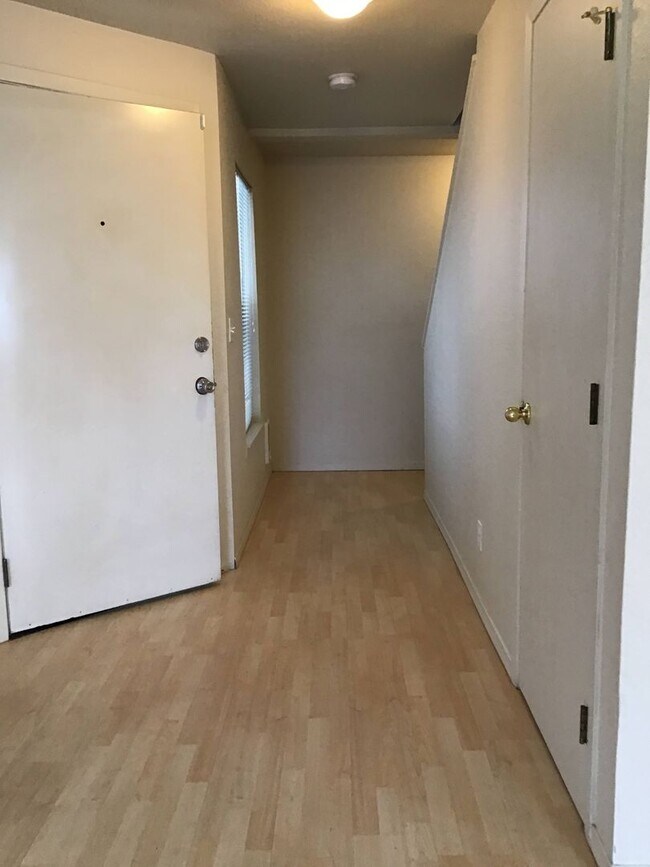 Building Photo - Stylish Modern 3 Bed, 2.5 Bath Townhouse i...
