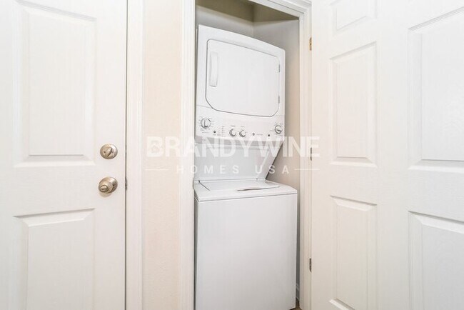 Building Photo - 4BED 2.5BATH