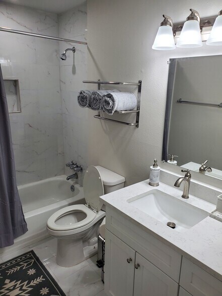 Building Photo - 1161 Lake Ave