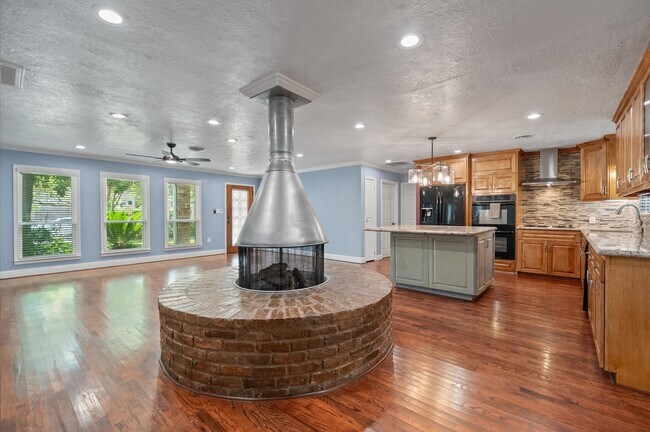 Building Photo - 1320 Woodvine Dr