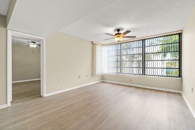 Building Photo - Spacious 2BR/2BA Condo at Whitehall - West Palm Beach
