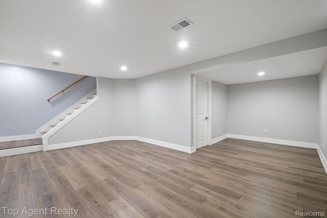 Building Photo - 38887 Country Cir