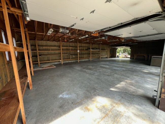 Building Photo - 2207 Eagle Ln