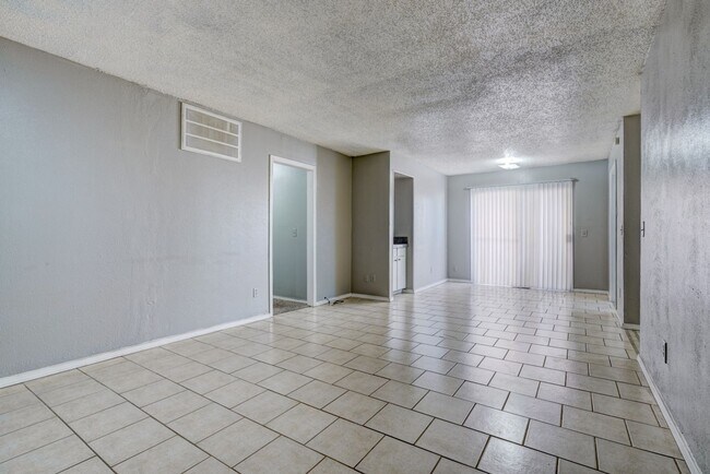 Building Photo - 3 bed 2 bath duplex in Midwest City