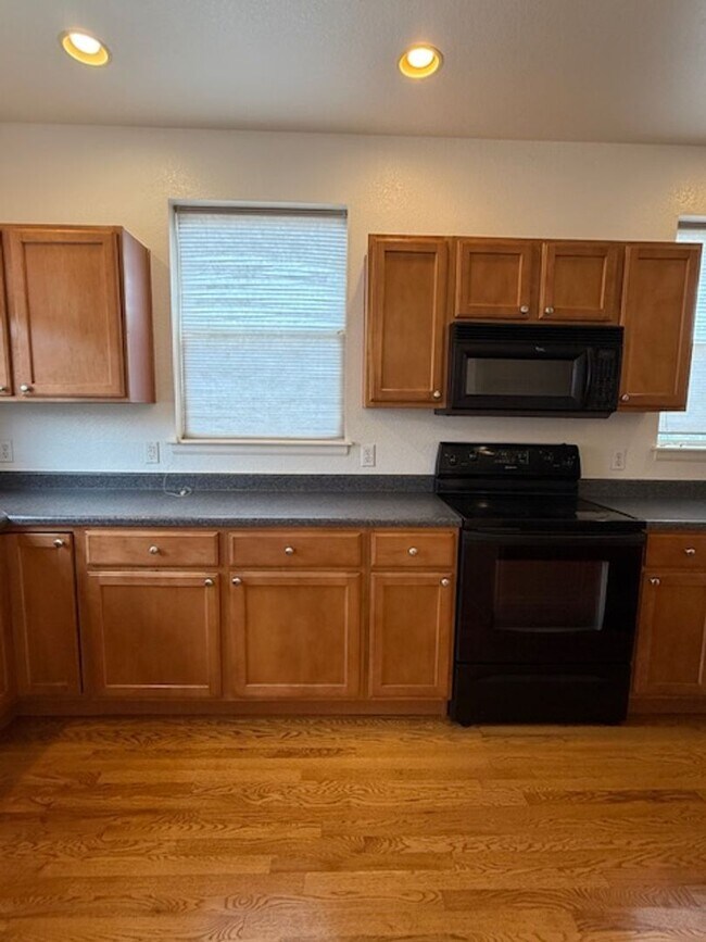 Building Photo - 3 Bed End Unit Townhome near Old Town Arvada