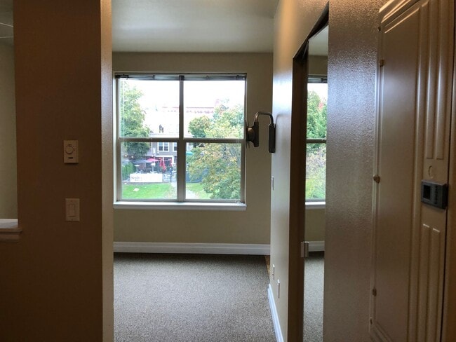 Building Photo - Fairhaven Harris Square Studio Condo For Rent in Historic Fairhaven